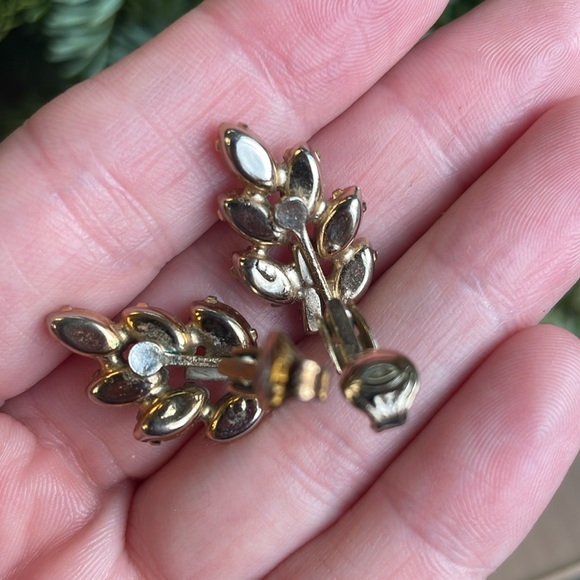 VINTAGE AB RHINESTONE CLIP EARRINGS ELEGANT LEAF DESIGN - Picture 3 of 4